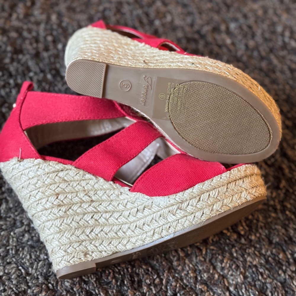 NEW ♥️ Gorgeous front zip Wedge style Heel with Gold trim - Picture 3 of 5